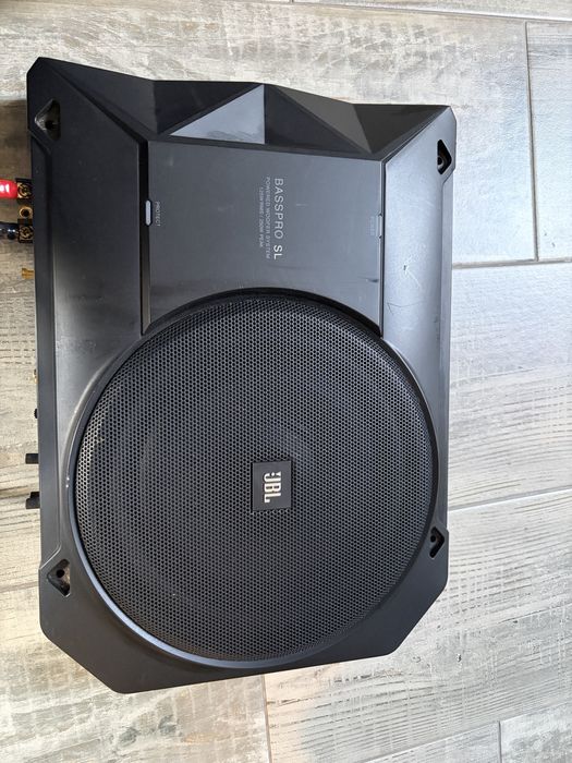 Subwoofer samochodowy JBL BassPro SL – aktywna skrzynia basowa