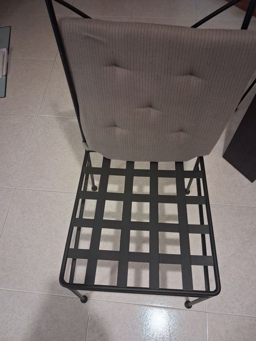 Mesa com tampo em vidro + 4 cadeiras em ferro forjado