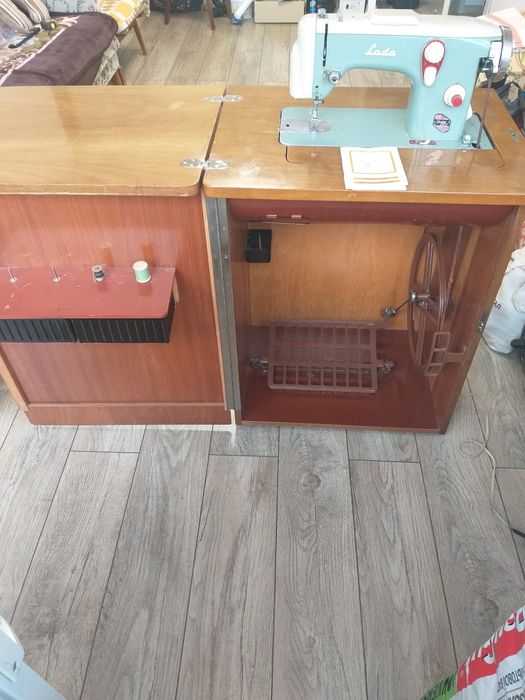 Швейна машинка "Лада" 237-1