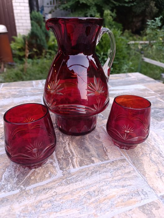 Кувшин і дві склянки