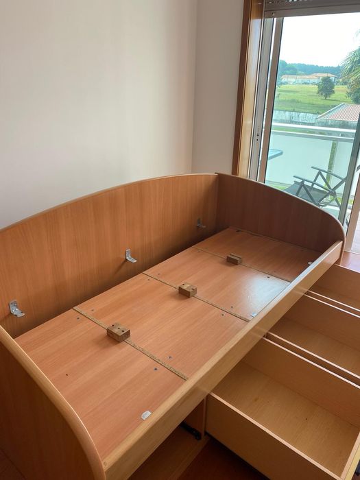 Cama solteiro secretária modulo e estantes