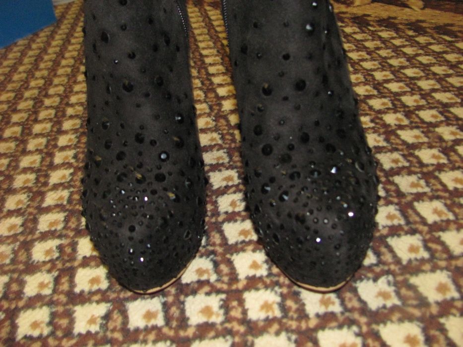 Шикарные замшевые ботильоны в камнях, ботинки, демисезон, 1 раз обуты