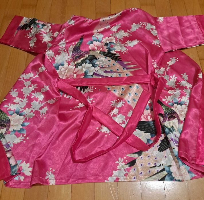 Cienki, elegancki szlafrok dla dziewczynki w rozmiarze 110