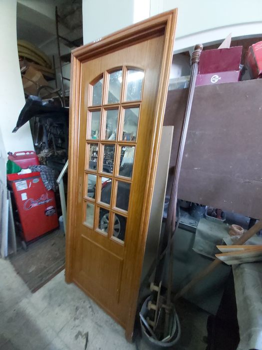 Porta de madeira com aro completo, fechadura e puxador