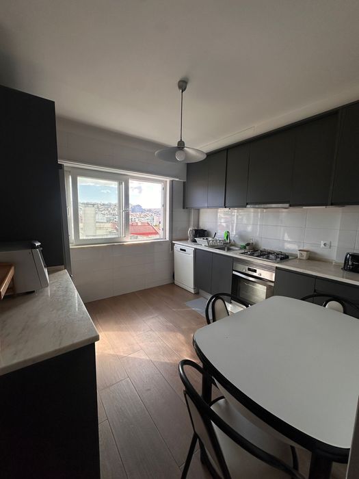 Quarto em Benfica mobilado em apartamento com sala a 465€ sem despesas a partilhar com apenas 1 estudante!