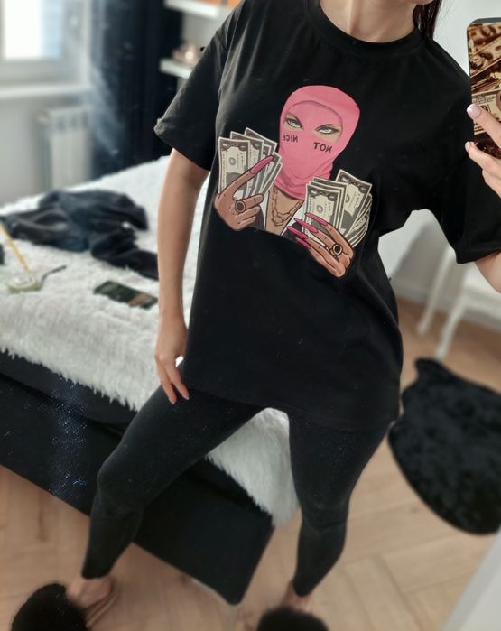 T-shirt dziewczyna w kominiarce z dolarami