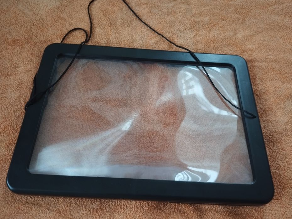 Лупа з підсвіткою.