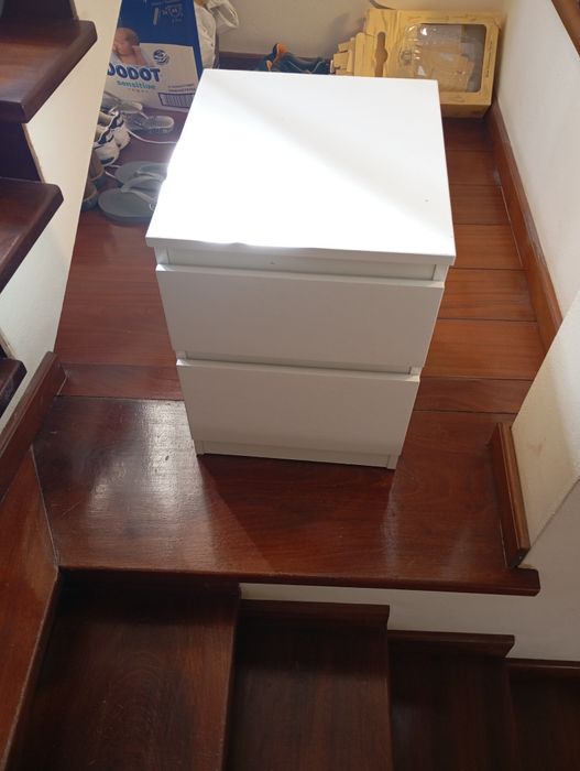 Cómoda branca com 2 gavetas