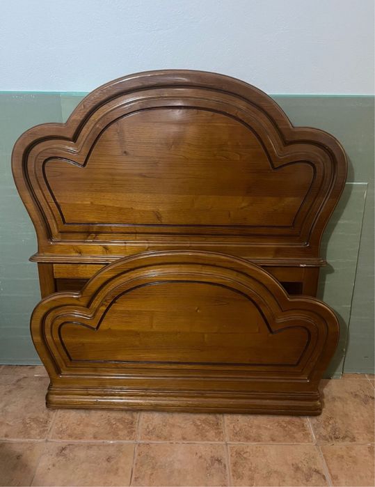 Cama de solteiro e mesa de cabeceira