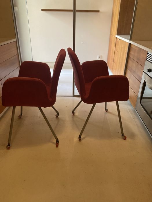 Cadeiras vermelhas com rodas