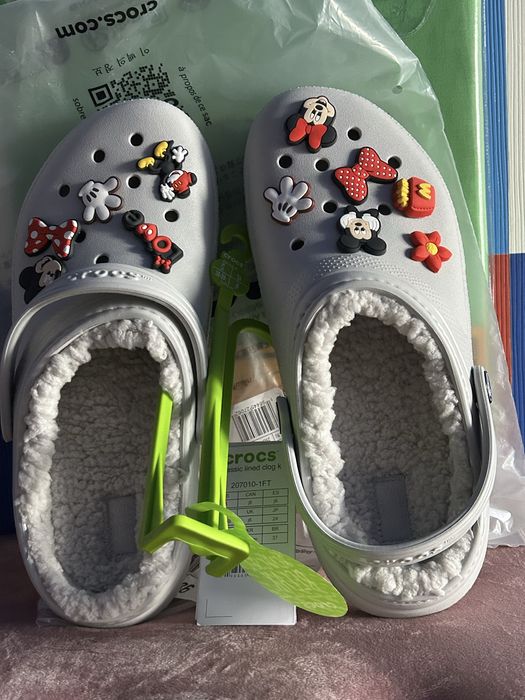 Chodaki Crocs jasnoszare  z futerkiem , kolorowe  przypinki  Disney 36/37