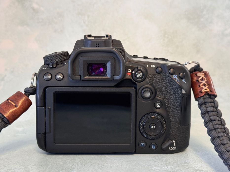 Canon EOS 90D + Sigma Art 18-35mm f/1.8 Bundle Profissional como novo