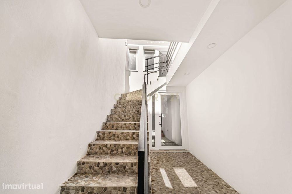 Prédio Totalmente Renovado com 2 apartamentos T1 e espaço exterior no — Setúbal (São Julião, Nossa Senhora Da Anunciada E Santa Maria Da Graça), Setúbal