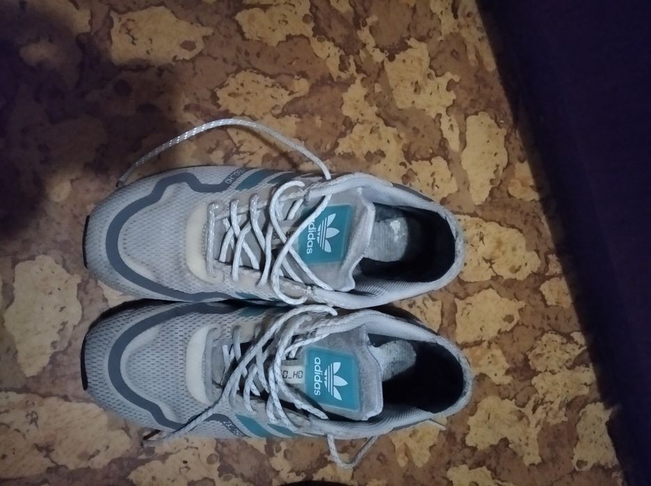 Продам кроссовки адики