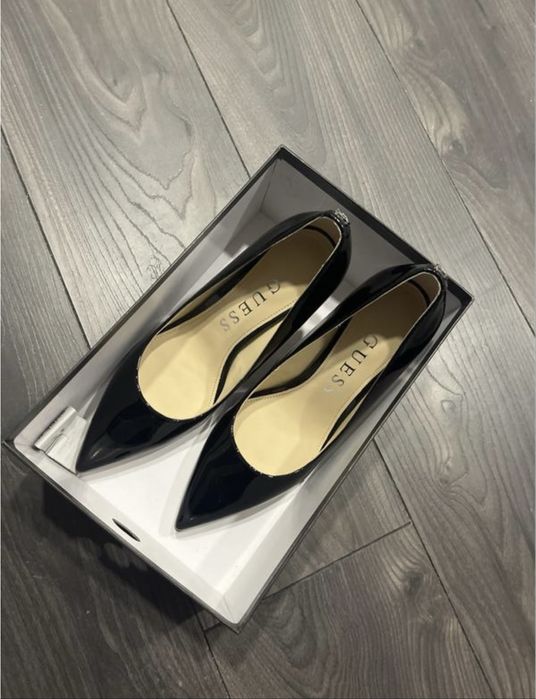 Лакові туфлі guess