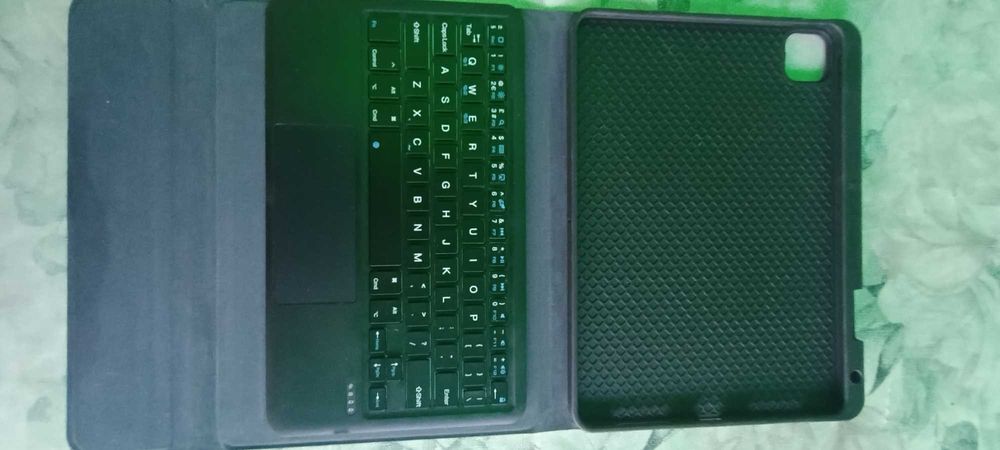 Чохол-книжка з bluetooth клавіатурою-тачпадом до плашета