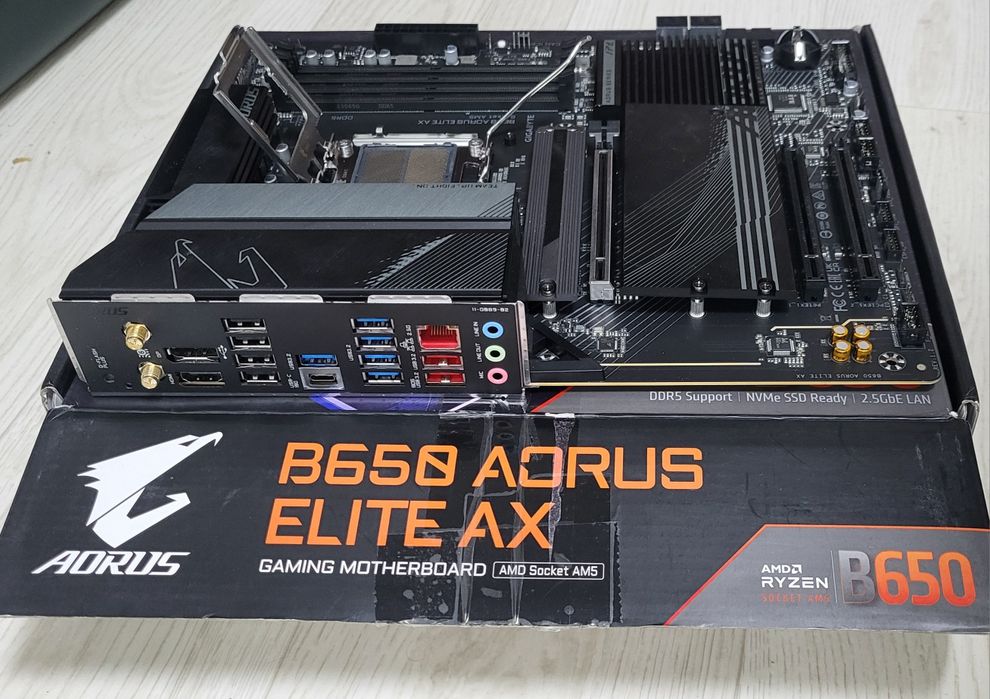 Материнська плата GIGABYTE B650 AORUS ELITE AX