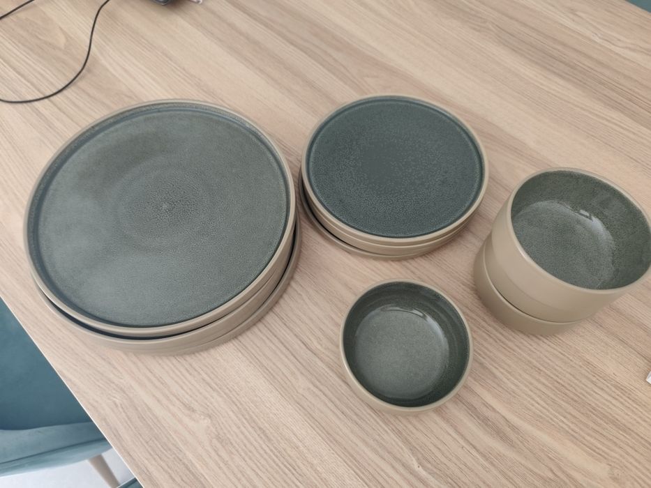 4 pratos rasos, 4 de sobremesa e 4 tigelas verdes