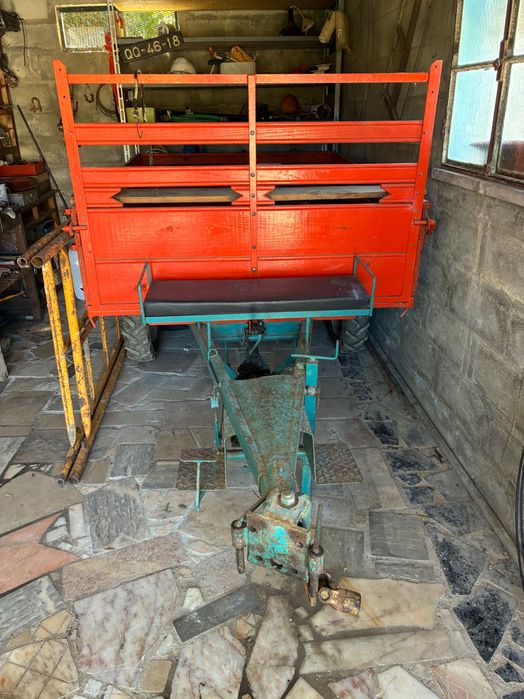 Trator truss moto enchada e atrelado com tração