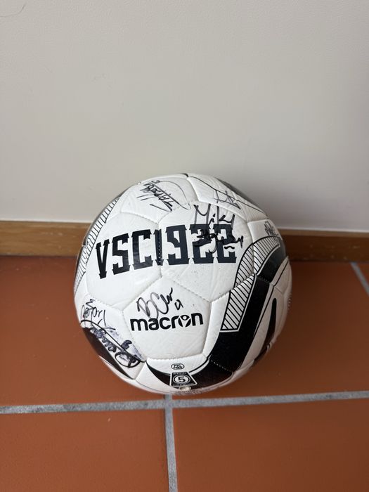 Bola do Vitoria assinada pelo plantel
