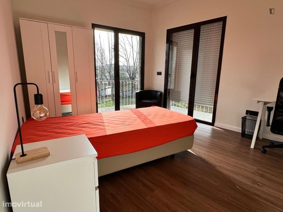 Quarto - localizado em Pedrouços Porto