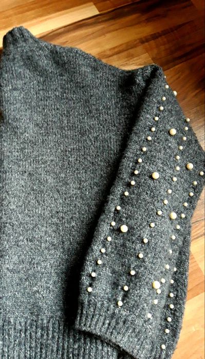 Sweter z perełkami