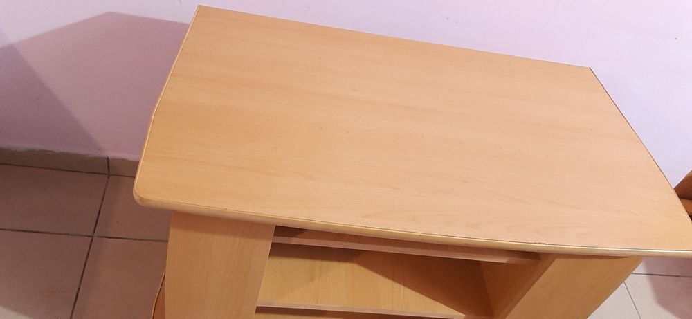 Praktyczny stolik/ława z półkami