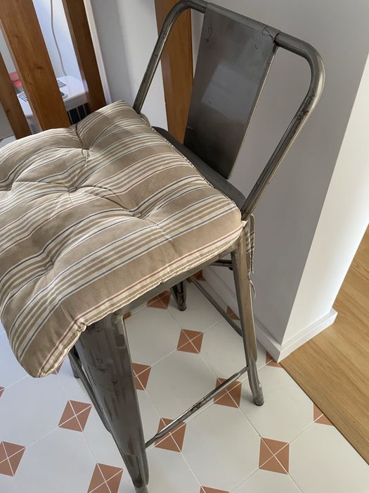 Banco alto 75 cm com encosto Ajuda • OLX.pt