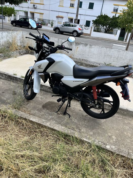 Vendo Honda CBF 125, ano 2023 e 2024 em excelente estado de conservação e funcionamento. Mota muito económica.