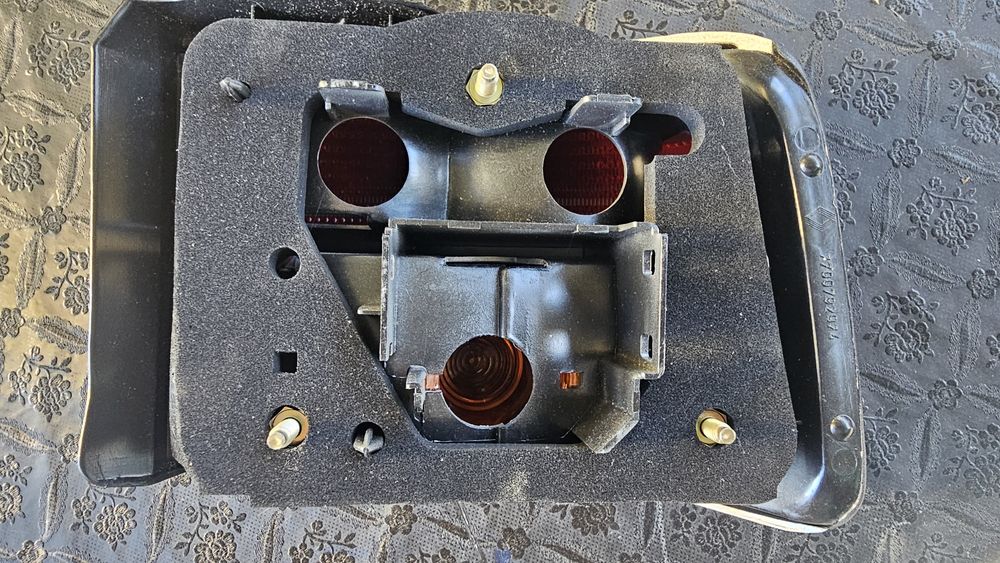 Farol traseiro esquerdo Renault 21