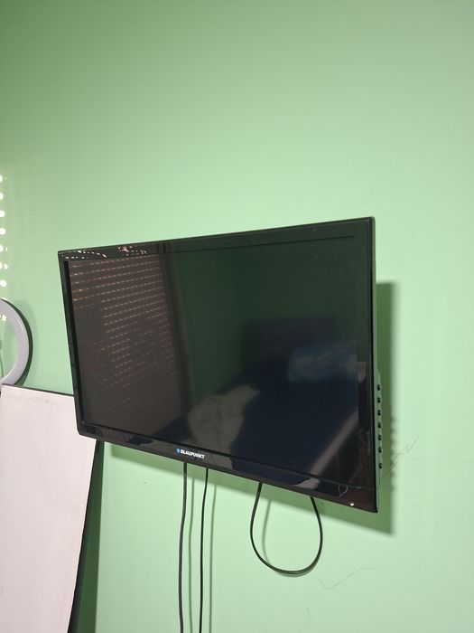 TV LED Blaupunkt com Comando + Suporte de Parede Articulado
