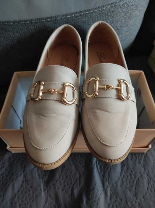 Beżowe Mokasyny z Imitacji Zamszu z Metaliczną Klamerką Karnelia