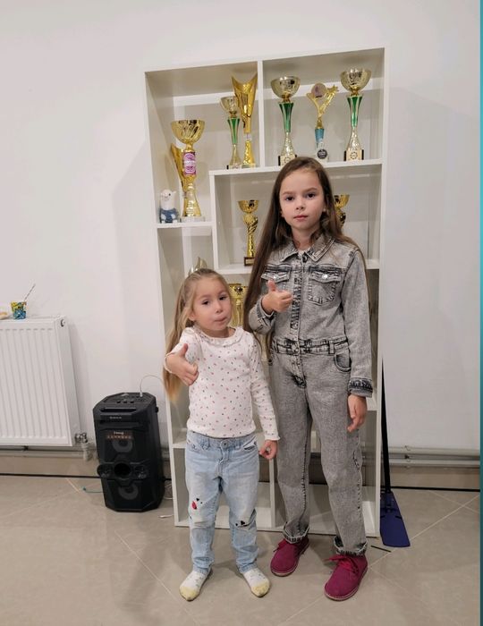 Стильний джинсовий комбез для дівчинки