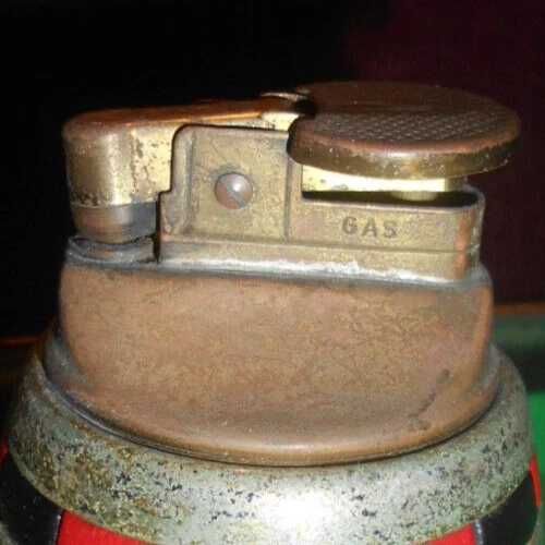 Isqueiro Art Déco, em forma de barril, metal e pele preta e vermelha