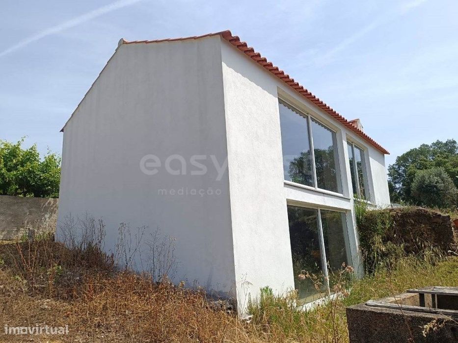 Moradia para remodelação em cenário tranquilo e isolado