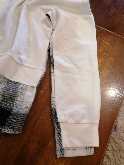 Biała bluza ze wstawkamiM