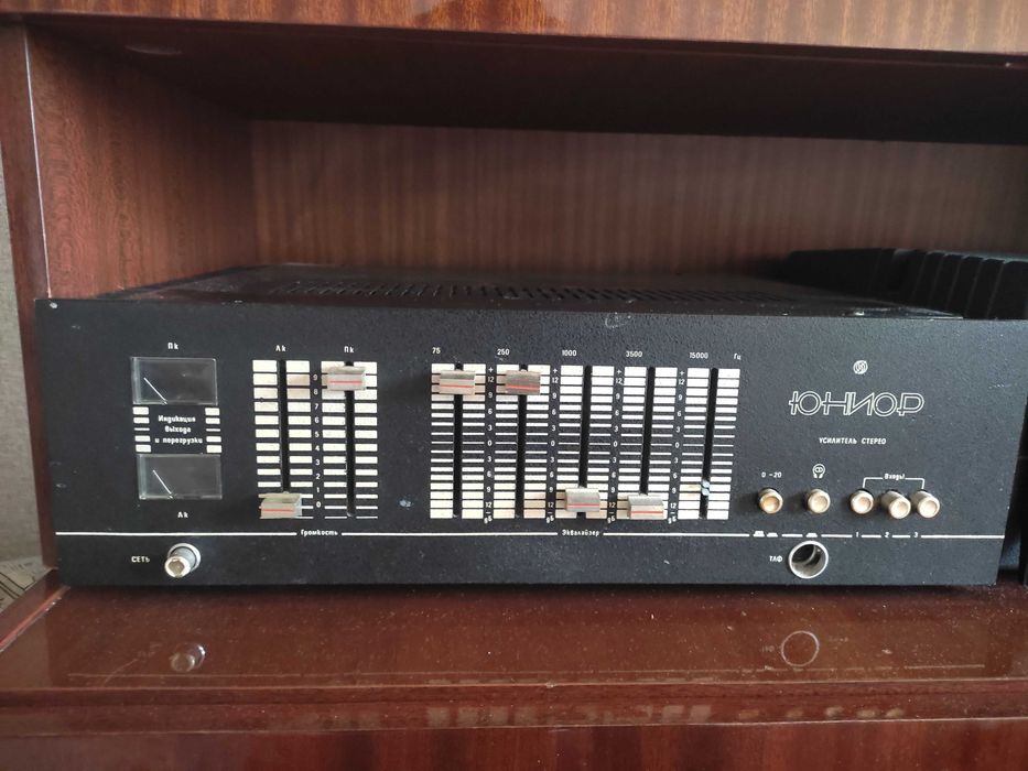 Старі програвачі і підсилювач звуку