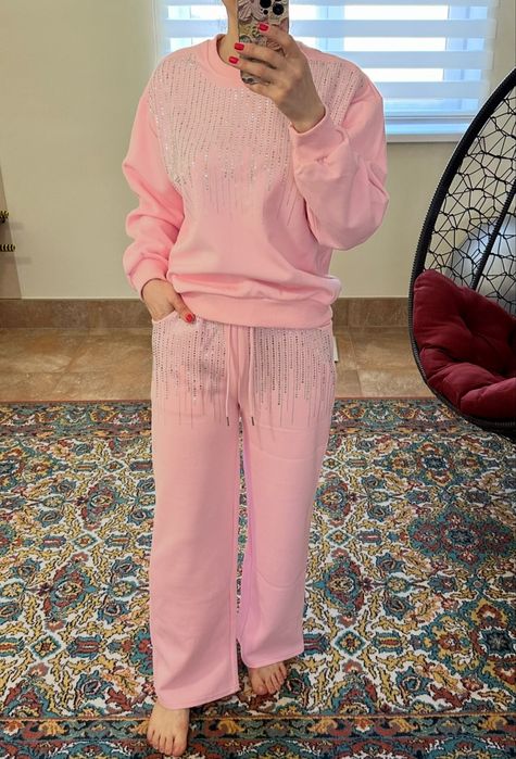 Шикарный розовый костюм со стразами