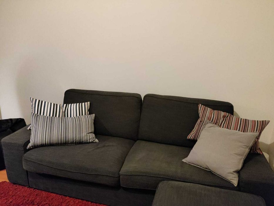 Sofá kivic ikea 3 lugares e puff antracite