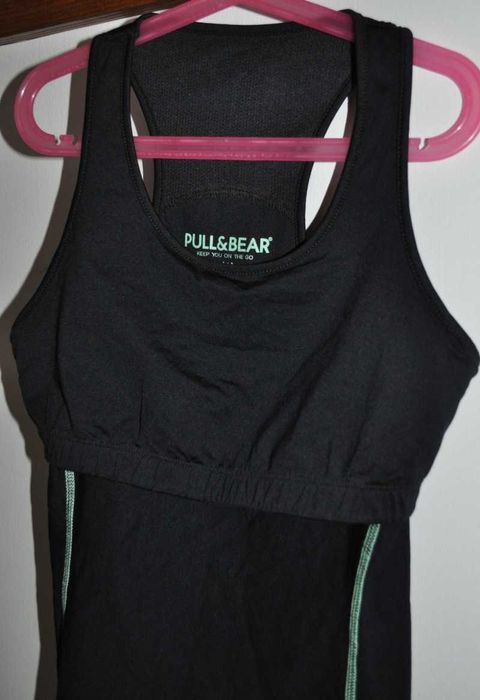 Sportowa koszulka ze stanikiem - PULL & BEAR - XS/S - czarna - KRAKÓW