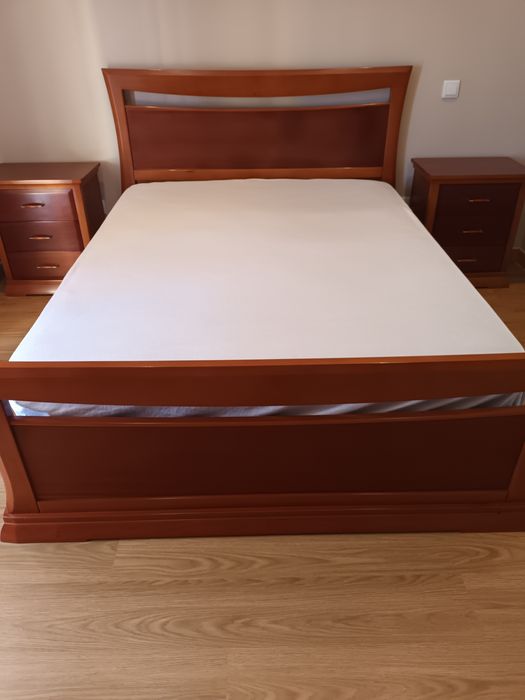 Quarto casal+ 2 mesas cabeceira+ comoda