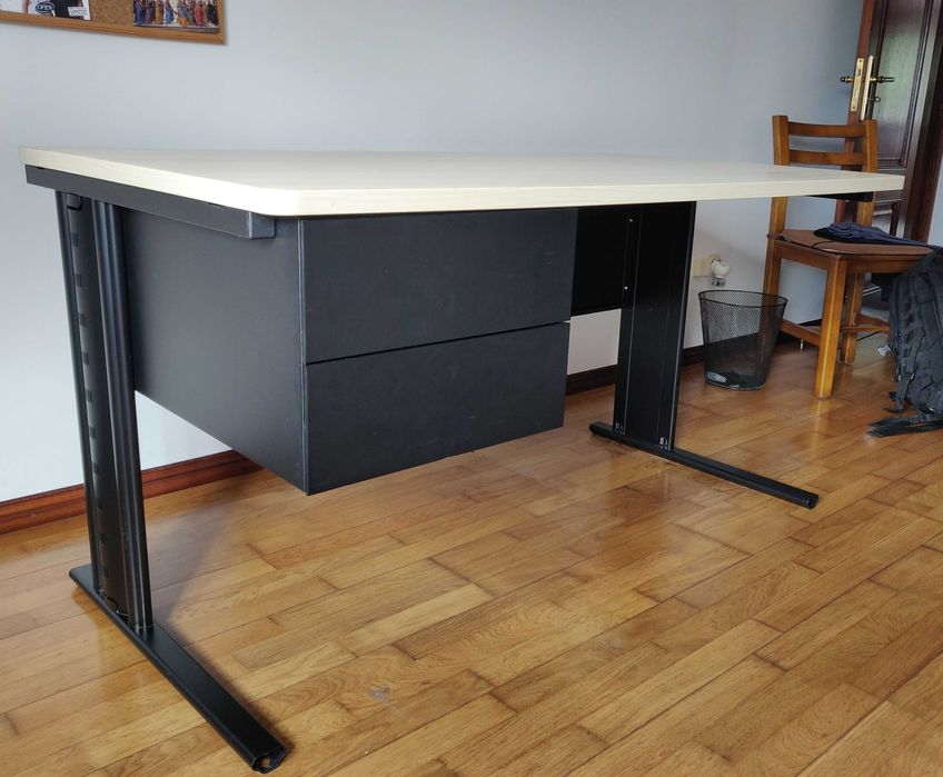 Secretária em muito bom estado