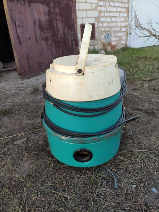 Пилосос Audra та  пилосос  Витязь