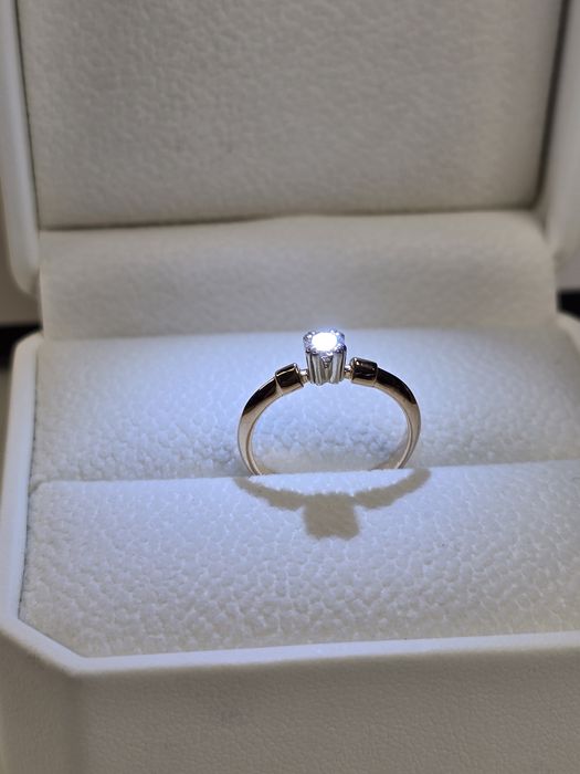 Каблучка з діамантом