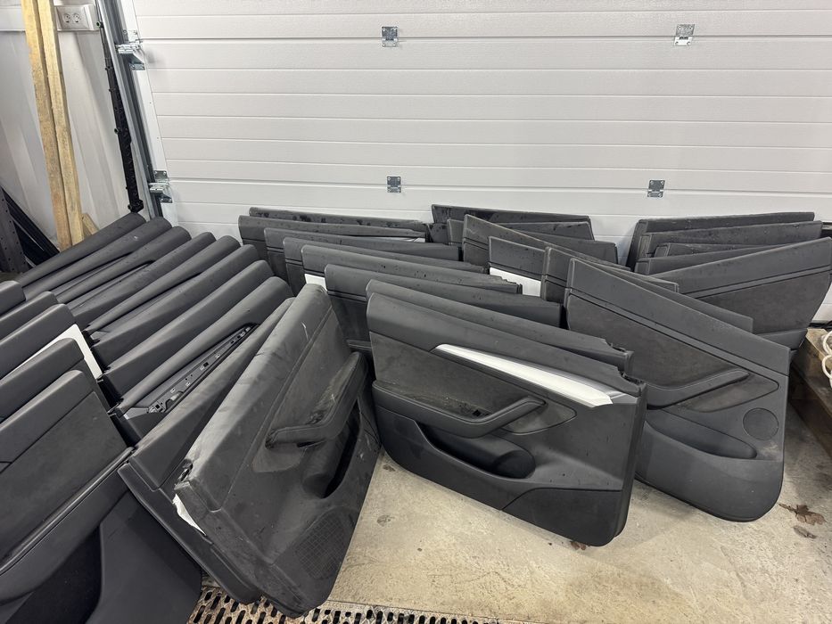 Карти , консоль model 3 , model y