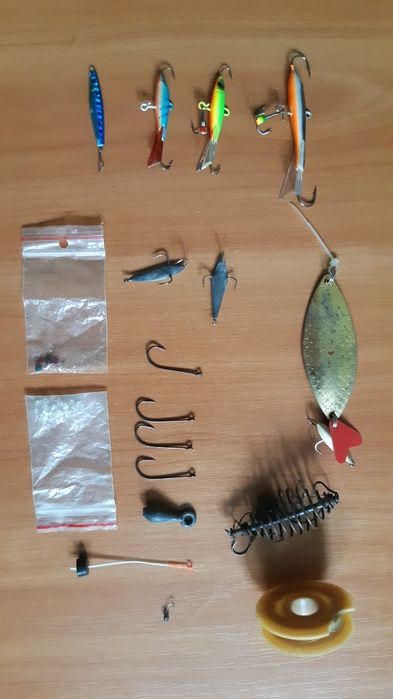 снасти для рыбалки разные блесна, балансир, крючки