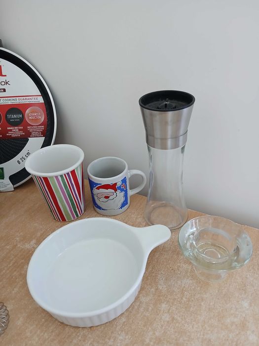 Каструля емальована, сковорідка Tefal, ножі, стакани і чашки