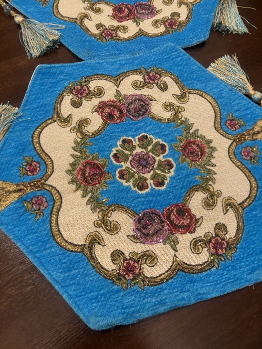 Stare podkladki na stół z pomponkami.