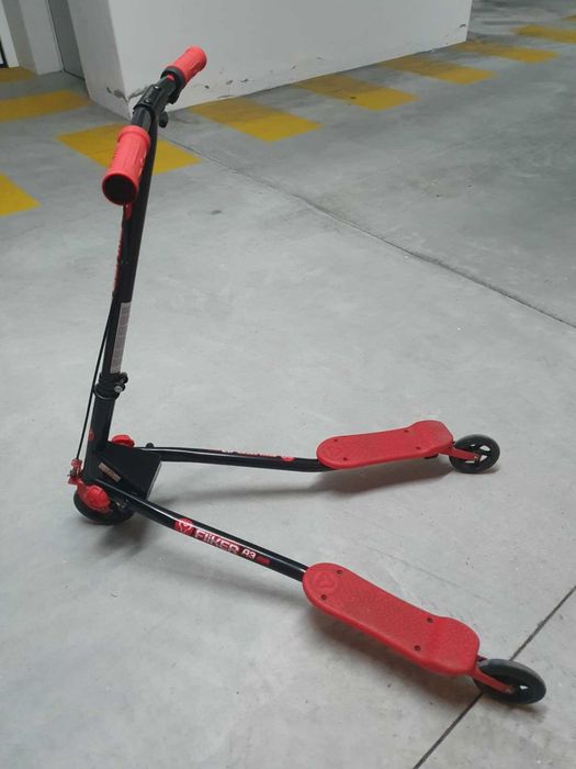 Fliker (triciclo articulado) de três rodas