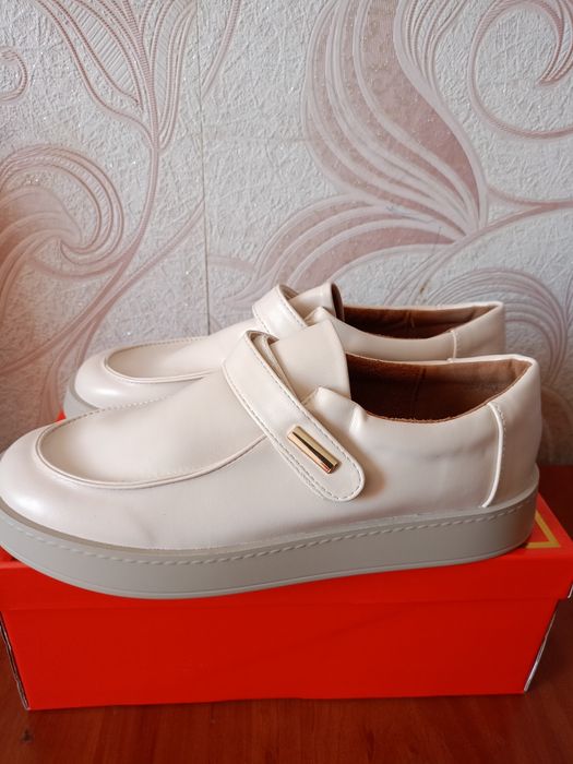 Туфлі лофери кросівки